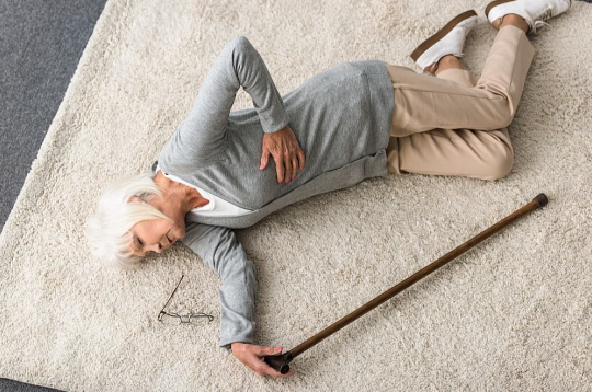 Osteoporozes gadījumā īpaši jāsargās no kritiena un gūžas kaula lūzuma. Osteoporozes gadījumā īpaši jāsargās no kritiena un gūžas kaula lūzuma.