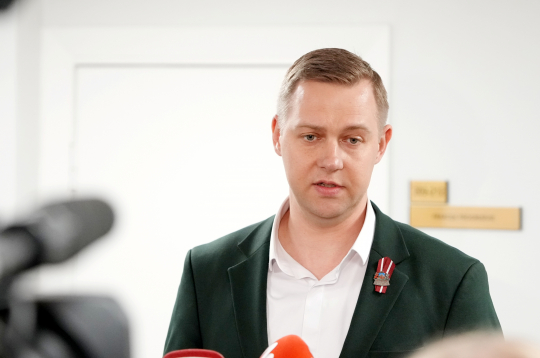 Saeimas deputāts, Zaļo un Zemnieku savienības Saeimas frakcijas priekšsēdētājs Harijs Rokpelnis piedalās preses konferencē pēc partijas "Progresīvo" Saeimas frakcijas deputātu un Ministru prezidentes tikšanās, kur pārrunāja turpmāko darbu koalīcijā.
