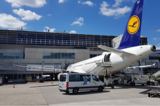 Aviokompānijas "Lufthansa" laineris Sent-Ekziperī lidostā Lionā Francijā. Vācijas nacionālā aviokompānija līdz oktobrim plāno atcelt 20 000 īso reisu.
