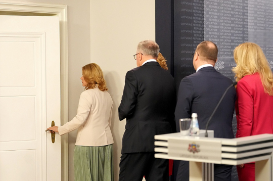 Ministru prezidente Evika Siliņa (no kreisās), savu paziņojumu par demisiju izteica, klātesot partijas biedriem. Premjerei blakus stāvēja un ar viņu kopā aizgāja "Jaunās Vienotības" ministri Dace Melbārde, Arvils Ašeradens, Raimonds Čudars, Inese Lībiņa-Egnere un Hosams Abu Meri.