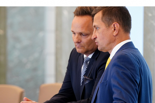 No amata atstādinātie Valsts kancelejas vadītājs Raivis Kronbergs (no kreisās) un zemkopības ministrs Armands Krauze (attēlā abi valdības sēdē pirms diviem gadiem).
