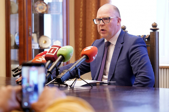 Ģenerālprokurors Armīns Meisters preses konferencē.