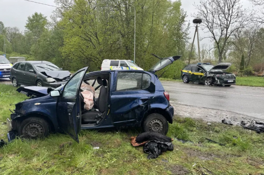 Bēgot no robežsargiem, migrantu pārvadātājs izraisa avāriju.
