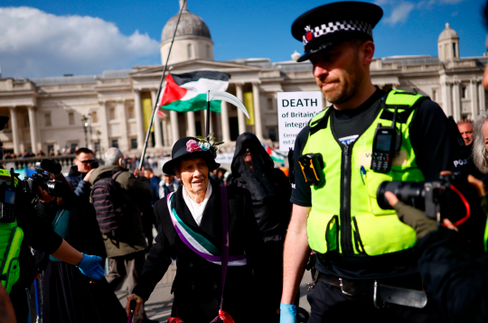 Policija vēro demonstrāciju Londonā. 