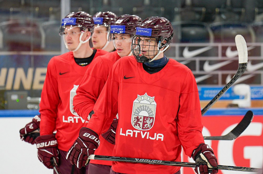 Latvijas hokejisti Olivers Mūrnieks (priekšplānā), Sandis Vilmanis un Oskars Cibuļskis izlases pirmajā treniņā uz Cīrihes "Swiss Life" arēnas ledus, kur līdz maija beigām notiks lielās pavasara hokeja cīņas.