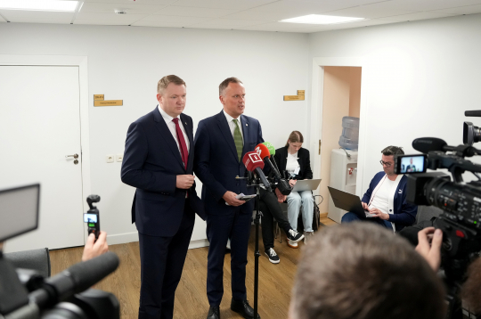 Saeimas sekretārs Edvards Smiltēns (no kreisās) un partijas "Apvienotais saraksts" Saeimas frakcijas vadītājs Edgars Tavars piedalās preses konferencē pēc partijas "Progresīvo" Saeimas frakcijas deputātu un Ministru prezidentes tikšanās, kur pārrunāja turpmāko darbu koalīcijā. Saeimas sekretārs Edvards Smiltēns (no kreisās) un partijas "Apvienotais saraksts" Saeimas frakcijas vadītājs Edgars Tavars piedalās preses konferencē pēc partijas "Progresīvo" Saeimas frakcijas deputātu un Ministru prezidentes tikšanās, kur pārrunāja turpmāko darbu koalīcijā.