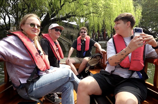“Četri uz koferiem” Ķīnas senatnīgajā Tongli pilsētā. “Četri uz koferiem” Ķīnas senatnīgajā Tongli pilsētā.