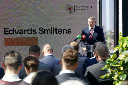 Saeimas sekretārs, "Apvienotā saraksta" līderis Vidzemē Edvards Smiltēns piedalās pasākumā, kurā "Apvienotais saraksts" iepazīstina ar Ministru prezidenta amata kandidātu 15. Saeimas vēlēšanās, vēlēšanu sarakstu līderiem un programmas stratēģiskajiem virzieniem.