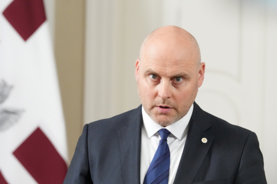 Apvienotais saraksts" Saeimas frakcijas deputāts Andris Kulbergs piedalās preses konferencē pēc konsultācijām ar Valsts prezidentu un visu Saeimas frakciju deleģētajiem pārstāvjiem par jaunas valdības izveidi.
