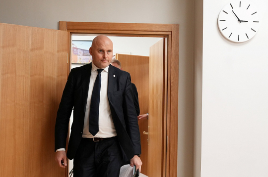 Nebūdams nevienā partijā, Andris Kulbergs nav piedalījies politiskajā procesā kā kāda politiskā spēka biedrs. Tāpēc varbūt viņam nebūs viegli pierast pie tā, ka valsti nevar vadīt kā uzņēmumu. Nebūdams nevienā partijā, Andris Kulbergs nav piedalījies politiskajā procesā kā kāda politiskā spēka biedrs. Tāpēc varbūt viņam nebūs viegli pierast pie tā, ka valsti nevar vadīt kā uzņēmumu.