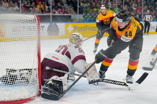Labi, ka man ir tik garas kājas! Tā par epizodi, kurā izdevās špagatā apturēt Vācijas izlases NHL spēlētāju Džošua Samanski, pēc mača smaidot sacīja Latvijas izlases vārtsargs Kristers Gudļevskis.