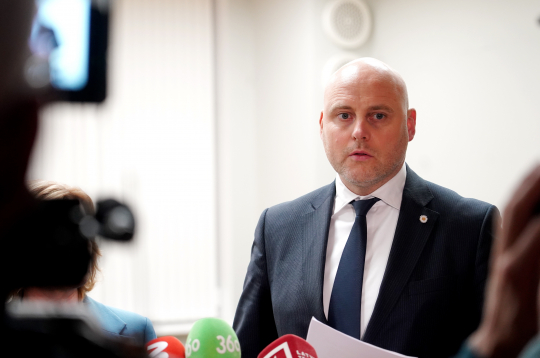 Premjera amatam nominētais "Apvienotā saraksta" (AS) politiķis, Saeimas deputāts Andris Kulbergs atbild uz žurnālistu jautājumiem.