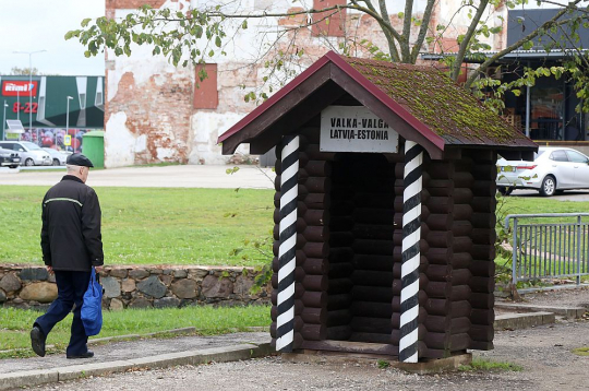 Vakar valdība vienojās stabilizēt Valkas finanšu situāciju, pārfinansējot novada saistības pret budžetu. Novada budžeta negatīvā bilance atrodas zem Finanšu ministrijas lupas jau vairākus gadus. Vakar valdība vienojās stabilizēt Valkas finanšu situāciju, pārfinansējot novada saistības pret budžetu. Novada budžeta negatīvā bilance atrodas zem Finanšu ministrijas lupas jau vairākus gadus.