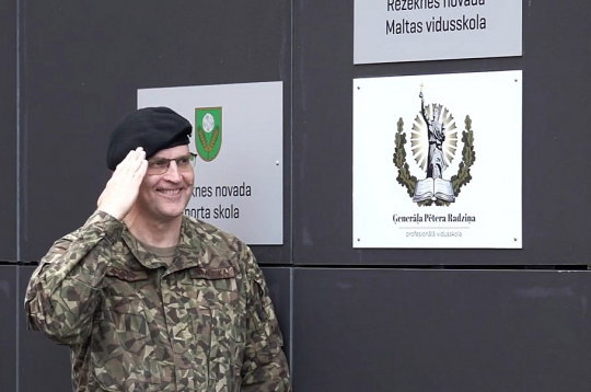 Ģenerāļa Pētera Radziņa skolas direktors pulkvedis Vilis Bauska skolas svinīgajā atklāšanā. Ģenerāļa Pētera Radziņa skolas direktors pulkvedis Vilis Bauska skolas svinīgajā atklāšanā.