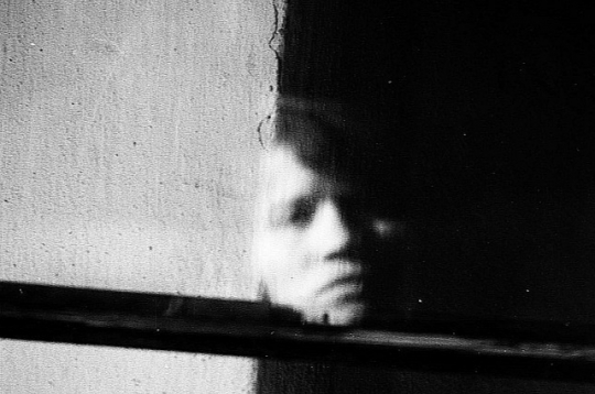 Darbs no fotomākslinieces Māras Brašmanes personālizstādes "Mani draugi" galerijā "Alma". Darbs no fotomākslinieces Māras Brašmanes personālizstādes "Mani draugi" galerijā "Alma".