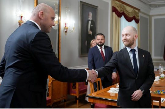 "Apvienotais saraksts" Saeimas frakcijas deputāts Andris Kulbergs (no kreisās) un partijas "Progresīvie" Saeimas frakcijas vadītājs Andris Šuvajevs. "Apvienotais saraksts" Saeimas frakcijas deputāts Andris Kulbergs (no kreisās) un partijas "Progresīvie" Saeimas frakcijas vadītājs Andris Šuvajevs.