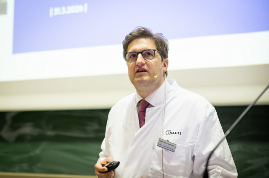 Berlīnes Universitātes slimnīcas Šaritē radioloģijas nodaļas vadītājs Jens Vogels-Klaussens organizēja HANSE pētījumu, lai pierādītu, ka plaušu vēža skrīningu, izmantojot zemas staru devas datortomogrāfiju, var veiksmīgi ieviest ikdienas klīniskajā praksē.