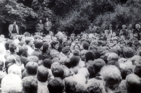Latvijas cilvēktiesību grupas “Helsinki 86” atbalstītāji Bastejkalnā. Rīga, 1987. gada 14. jūnijs. Latvijas cilvēktiesību grupas “Helsinki 86” atbalstītāji Bastejkalnā. Rīga, 1987. gada 14. jūnijs.