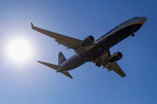 Eiropā daudzām aviokompānijām, arī zemo cenu lidsabiedrībai “Ryanair”, ievērojami palielinājušās aviācijas degvielas izmaksas, tādēļ tās palielināja aviobiļešu cenas. Eiropā daudzām aviokompānijām, arī zemo cenu lidsabiedrībai “Ryanair”, ievērojami palielinājušās aviācijas degvielas izmaksas, tādēļ tās palielināja aviobiļešu cenas.