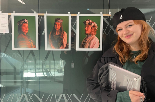 Apmaiņas gadā Laura devās uz filmu skolu Dublinā, savukārt prakses laikā vēlreiz mēroja ceļu pāri Atlantijas okeānam, lai stažētos Mineapolisā, tajā pašā pilsētā, kur dzīvoja vidusskolas laikā.