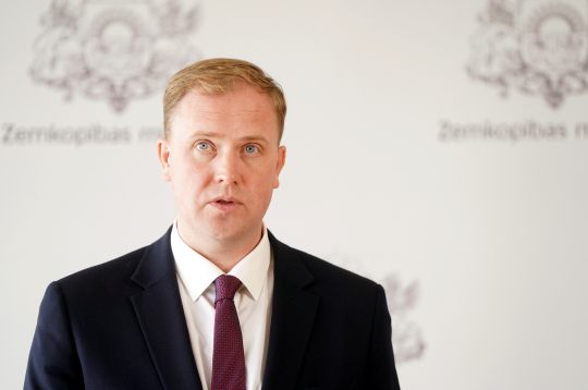 Zemkopības ministra pienākuma izpildītājs, ekonomikas ministrs Viktors Valainis piedalās preses konferencē pēc tikšanās ar valsts kontrolieri Zemkopības ministrijā, kurā pārrunāja kontroles revīzijas secinājumus.
