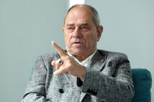 Māris Gailis: "Problēma ir, ka valdība nemēdz būt labs pasūtītājs. To redz ne tikai saistībā ar dzelzceļa būvi, bet nemācēšanu uzstādīt uzdevumu un nesekošanu līdzi vērojam arī IT sistēmu ieviešanā, un tad izpildītāji tin ap pirkstu."