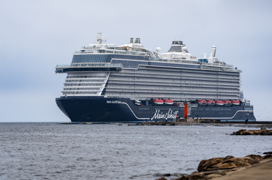Rīgas ostā sagaida 333 metru garo "Mein Schiff Relax" — lielāko kruīza kuģi ostas vēsturē. Rīgas ostā sagaida 333 metru garo "Mein Schiff Relax" — lielāko kruīza kuģi ostas vēsturē.