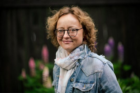 Baiba Strazdiņa,Latvijas Dabas fonda zālāju eksperte: "Ja 16 hektāri Randu pļavu aploka netiktu noganīti, vismaz reizi vai pat divas reizes sezonā tie būtu jānopļauj, nopļauto zāli sagrābjot un novācot no lauka. Taču, ņemot vērā vietas mitruma apstākļus, ne katru gadu tas būtu iespējams."