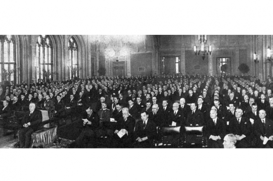 Sanāksme Lielās ģildes zālē jeb "Kongresu namā" 1937. gadā.