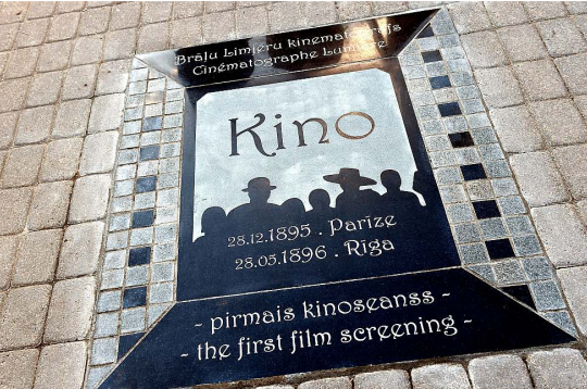 Piemiņas zīme pirmajam Rīgas kinoseansam. Piemiņas zīme pirmajam Rīgas kinoseansam.