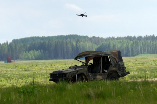 Militārajā poligonā "Sēlija" norisinās NATO Innovation Range demonstrācijas pasākums, kurātiek prezentētas modernākās dronu un pretdronu tehnoloģijas.