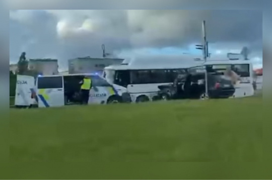 Jēkabpilī BMW ietriecies autobusā.
