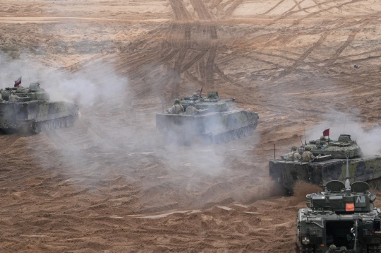 NATO Daudznacionālās brigādes Latvijā mācību "Resolute Warrior" tanku un smagās artilērijas manevru un kaujas šaušanas vingrinājums Ādažu poligonā.