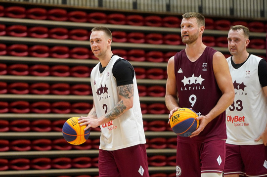 Kārlis Lasmanis (no kreisās), Zigmārs Raimo un Rihards Kuksiks Latvijas 3x3 basketbolistu iecienītajā metienu spēlē, kas ir neatņemama treniņu sastāvdaļa.