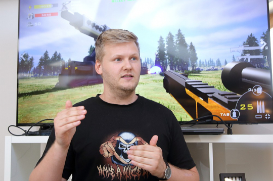 "Videospēļu tirgus ir ļoti piesātināts, un tajā valda sīva konkurence. Lai piesaistītu mērķauditorijas interesi, ir jāpiedāvā kāds vēl nebijis un interesants risinājums. Mana torņu aizsardzības spēle ir īpaša ar to, ka spēlētājs vairs nav tikai vērotājs, kurš no augšas izvieto torņus un gaida nākamo uzbrukuma vilni, bet piedalās spēlē kā pirmā persona," stāsta videospēles "Iron Grid" autors Viktors Liepiņš-Kolodins.