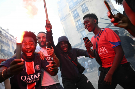 PSG līdzjutēji Parīzes ielās. PSG līdzjutēji Parīzes ielās.