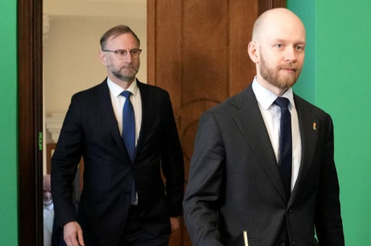 Bijušais satiksmes ministrs Atis Švinka (no kreisās) un partijas "Progresīvie" Saeimas frakcijas priekšsēdētājs Andris Šuvajevs.