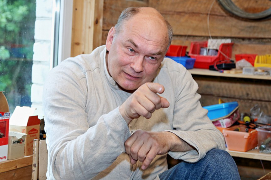 Gunārs Igaunis: "Galvenais, lai par kompensāciju dabūšanu nebūtu jārāpo četrrāpus, lai nebūtu jāaizpilda 101 papīrs, kas apēd uzņēmēju laiku, enerģiju. Pietiks jau un būšu laimīgs, ja pārtrauks raidīt signālus. Nevajag ne dzelteno, ne oranžo – ja karš būs, tad būs."