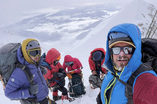 Latviešu alpīnistu, Denali ekspedīcijas dalībnieku foto pāris dienas pirms traģēdijas, publicēts 26. maijā "Facebook" kontā "Kalnu saule". Latviešu alpīnistu, Denali ekspedīcijas dalībnieku foto pāris dienas pirms traģēdijas, publicēts 26. maijā "Facebook" kontā "Kalnu saule".