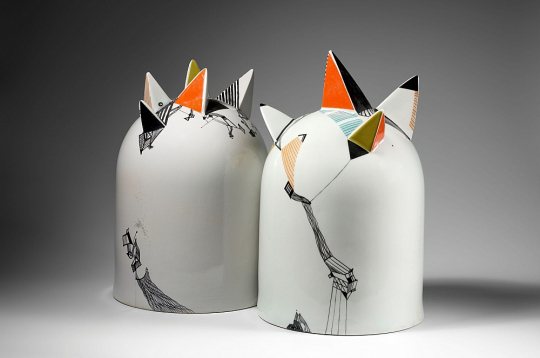 Pēteris Martinsons (Latvija). "Raķetes". Porcelāns, glazūra, virsglazūras zīmējums, dekols, 1980, Rīgas Porcelāna muzeja krājums.