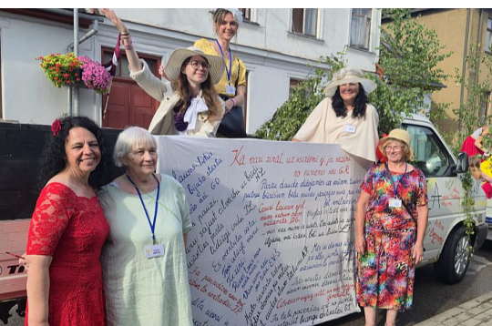Daļa Tukuma Literātu apvienības dalībnieku 2025. gada Rožu svētkos. No kreisās: Liene Kurka, Irīna Pumpure, Lelde Laugale, Maija Laugale (Mayū), Guna Roze, Ilga Bindre.