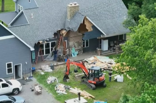 Māja, kuru sāka demolēt brīdī, kad tur atradās cilvēki. Māja, kuru sāka demolēt brīdī, kad tur atradās cilvēki.