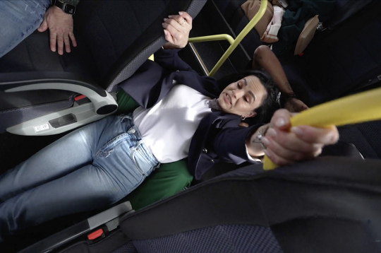 Karstasinīgie brazīlieši Felipe Gabriels un Vanesa Rufino nodemonstrē, kā Brazīlijā apšaudes laikā autobusā bijis jāguļas uz grīdas,