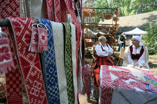 Gadatirgū Latvijas Etnogrāfiskajā brīvdabas muzejā savu preci piedāvās vairāk nekā pieci simti Latvijas amatnieku, pārtikas un kosmētikas mājražotāju, grāmatizdevēju un ēdinātāju.