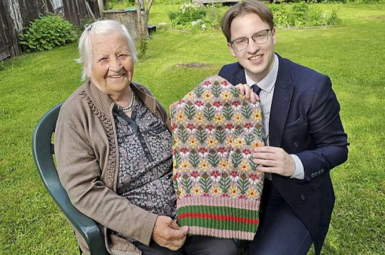 Antoņinas Āriņas adīto lielcimdu – dāvanu Līvāniem – saņēmis Līvānu novada domes priekšsēdētājs Dāvids Rubens.