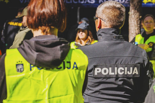 Vienā gadījumā telefonkrāpnieki bija sazvanījuši policijas darbinieku, kurš izlikās, ka sadarbojas ar viņiem. Kad krāpnieku kurjers ieradās pēc solītajiem 6000 eiro, viņu aizturēja policisti. Ilustratīvs attēls.