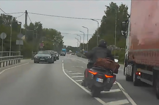 Bēgošais motociklists.