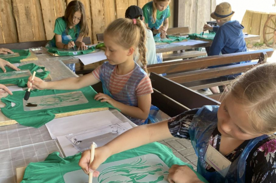 Vasaras nometnes kļūst arvien pieprasītākas. Nometnē “Zaļais zirgs” bērni var radoši darboties. Vasaras nometnes kļūst arvien pieprasītākas. Nometnē “Zaļais zirgs” bērni var radoši darboties.
