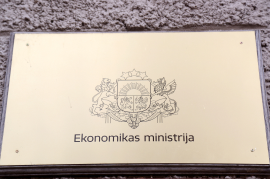 Plāksne pie Ekonomikas ministrijas ēkas Brīvības ielā.