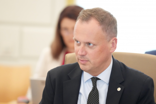 Viedās administrācijas un reģionālās attīstības ministrs Edgars Tavars pirms Ministru kabineta sēdes.
